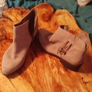 White mountain ladies size 10 booties shoes